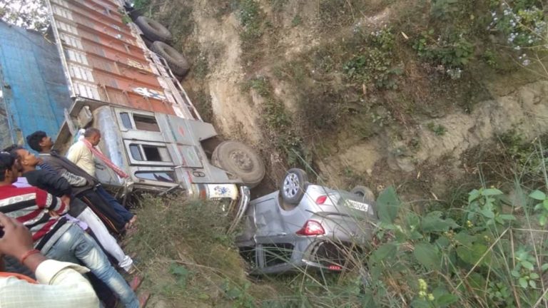 बाइक सवार को बचाने में ट्रक और कार खाई में गिरे,कसया थाना क्षेत्र की घटना