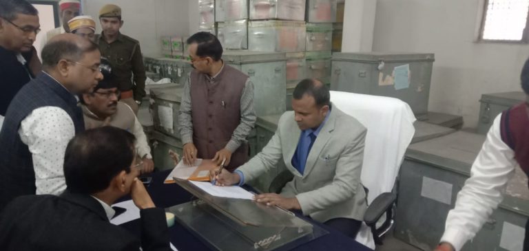 नवागत जिलाधिकारी ने कार्यभार संभाला