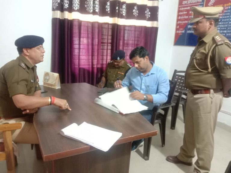 नगर पंचायत के बड़े बाबू से मारपीट मामले में, खड्डा एसओ निलंबित