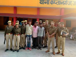 पुलिस गिरफ्त में आरोपी और उसके दोनों बेटे