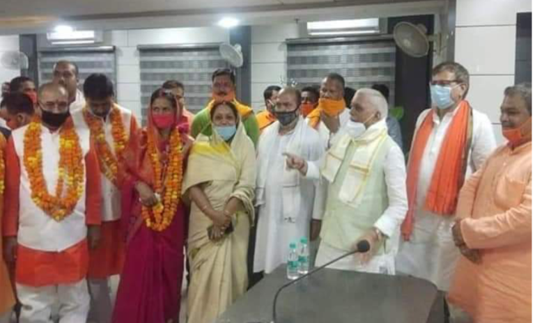 मनोनीत सभासदों का शपथ ग्रहण चर्चा में,सोशल डिस्टेंस नदारद…