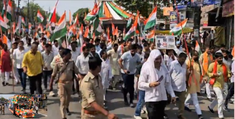 कुशीनगर में बीजेपी ने निकाला तिरंगा यात्रा,ऊर्जा मंत्री ए.के. शर्मा सहित सभी जनप्रतिनिधि हुए शामिल