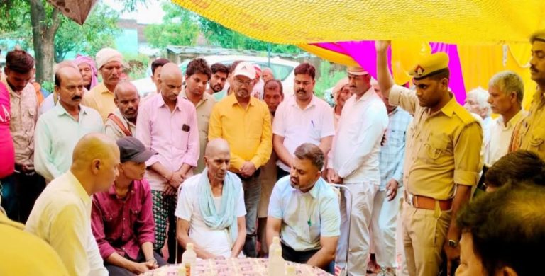 डीएम कुशीनगर ने दिखाई संवेदनशीलता, दिवंगत लेखपाल के घर पहुंचकर व्यक्त की शोक संवेदना