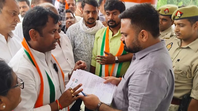 कुशीनगर में सुप्रिया पटेल के परिवार का प्रदर्शन जारी, कांग्रेस जिलाध्यक्ष ने डीएम को ज्ञापन सौंपा