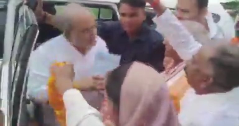 कुशीनगर : माला पहनाने से नाराज दिखे प्रदेश अध्यक्ष, वीडियो वायरल