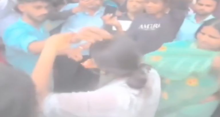 कुशीनगर में मंदिर परिसर में जबरन शादी, भीड़ ने नाबालिग लड़की की मांग भरवाई, वीडियो वायरल