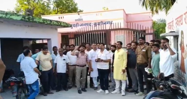 दुदही नगर पंचायत के नाराज़ निवासियों ने अधिशासी अधिकारी (ईओ) को बनाया बंधक, निलंबित करने की मांग