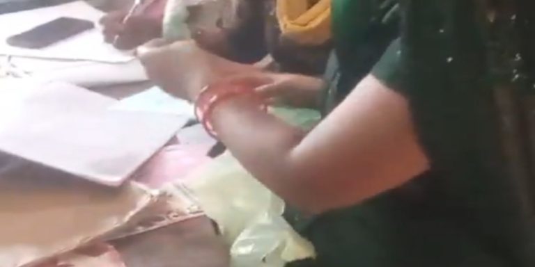 कुशीनगर में ANM पर टीकाकरण के दौरान रिश्वत लेने का आरोप, वीडियो वायरल
