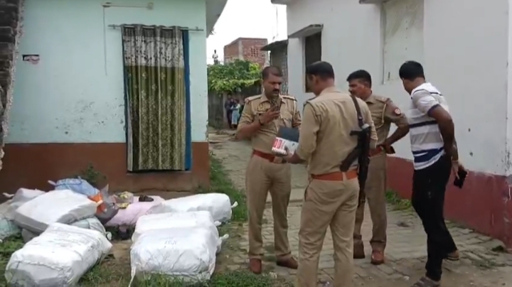 कुशीनगर में अवैध पटाखों का बड़ा जखीरा बरामद, पुलिस जांच में जुटी
