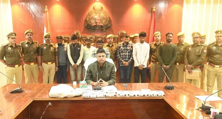 कुशीनगर में अंतरजनपदीय चोरी-टप्पेबाजी गिरोह का भंडाफोड़: 7 शातिर अभियुक्त गिरफ्तार, लाखों के आभूषण और नकदी बरामद