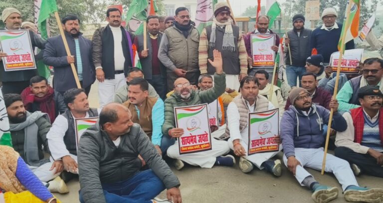 कुशीनगर में नेशनल हेराल्ड केस में कोर्ट से राहत मिलने के बाद कांग्रेस का बीजेपी के खिलाफ़ प्रदर्शन