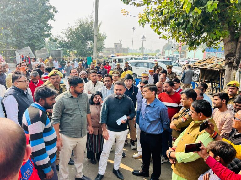 कुशीनगर में तीन बच्चों की रहस्यमयी बुखार से मौत मामला : एक बच्ची में लेप्टोस्पायरोसिस की पुष्टि, प्रशासन ने शुरू की जांच और राहत कार्य