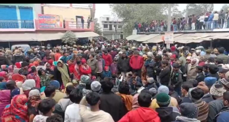 युवक की हत्या मामला : परिजनों व ग्रामीणों का सड़क जाम, तनाव के बीच भारी पुलिस बल तैनात