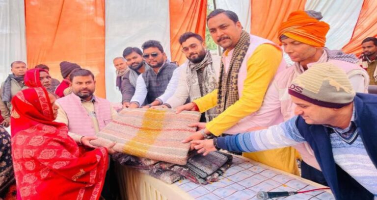 कुशीनगर के हरपुर माफी में हुआ कंबल वितरण