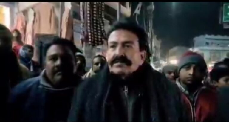 कुशीनगर: पूर्व मंत्री राधेश्याम सिंह ने ओवरलोड गन्ना ट्राले को रोका, सड़क हादसों पर जताई चिंता