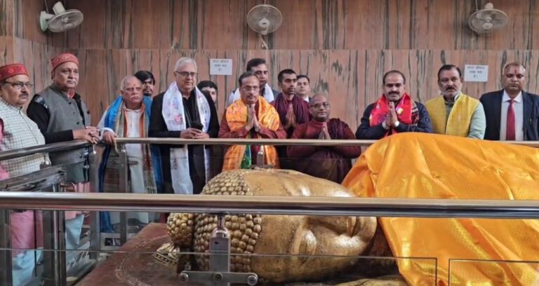 कुशीनगर: भाजपा सांसद डॉ. दिनेश शर्मा ने भगवान बुद्ध को किया नमन, विपक्ष पर साधा निशाना
