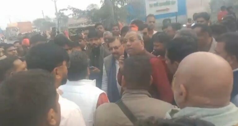 कुशीनगर: मंत्री डॉ. संजय निषाद के स्वागत में बड़ा हादसा, ट्रक की टक्कर से पलटा बुलडोजर, कई कार्यकर्ता घायल