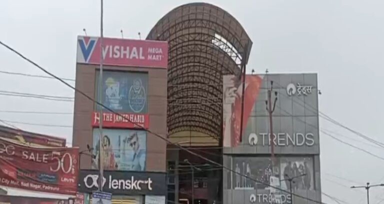 कुशीनगर: पीडी सिटी मॉल में लिफ्ट खराब होने से परिवार 30 मिनट तक फंसा, पुलिस और फायर ब्रिगेड ने किया रेस्क्यू