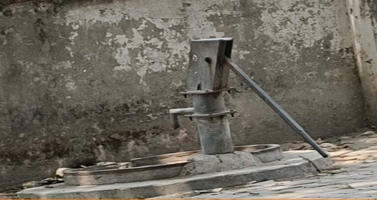 रो रहा हैंडपंप सो रहा प्रशासन, हैंडपंप खराब होने से आई पेयजल की किल्लत