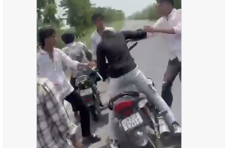 कुशीनगर में युवकों के सक्रीय गिरोह पर मारपीट व लूट का आरोप, वीडियो वायरल