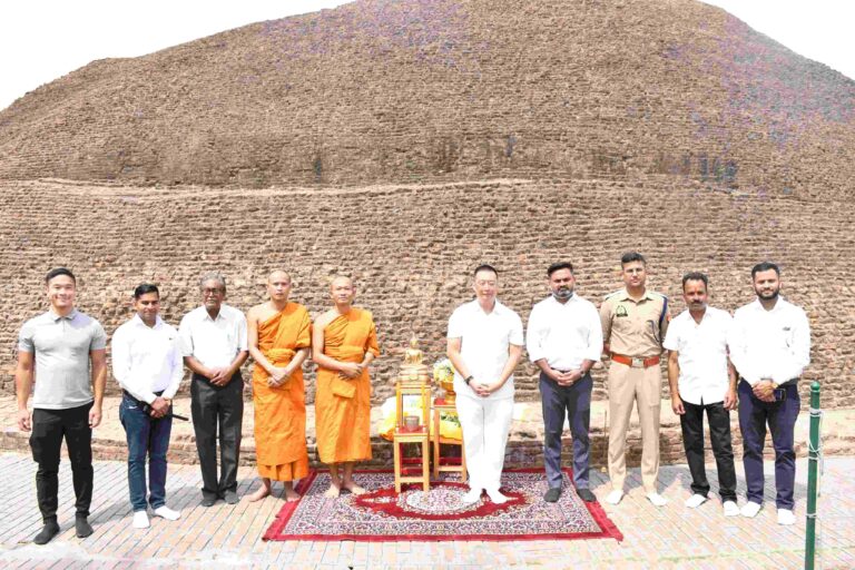 कुशीनगर में सिंगापुर के उच्चायुक्त का डीएम व एसपी ने किया स्वागत