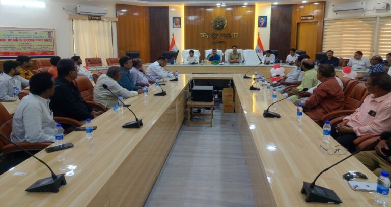 कुशीनगर में ज्वैलर्स व्यापारियों संग डीएम व एसपी ने की महत्वपूर्ण बैठक