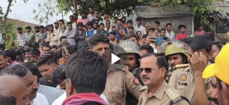 कुशीनगर: चाकूबाजी में घायल युवक अजीत यादव की इलाज के दौरान मौत; ग्रामीणों ने शव रखकर NH-27B जाम किया