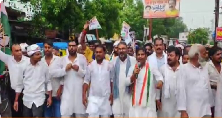 कुशीनगर: कांग्रेस ने कुशीनगर इंटरनेशनल एयरपोर्ट के पूर्ण संचालन की मांग को लेकर पदयात्रा निकाली