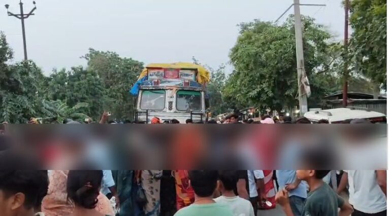 ट्रांसफार्मर ब्लास्ट में घायल महिला की ईलाज के दौरान मौत, ग्रामीणों ने सड़क मार्ग अवरुद्ध कर जताया विरोध मुआवजा व दोषियों पर कार्यवाही की मांग