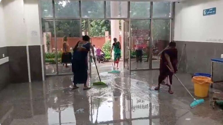 कुशीनगर मेडिकल कॉलेज की नई इमरजेंसी बिल्डिंग पहली ही बारिश में…