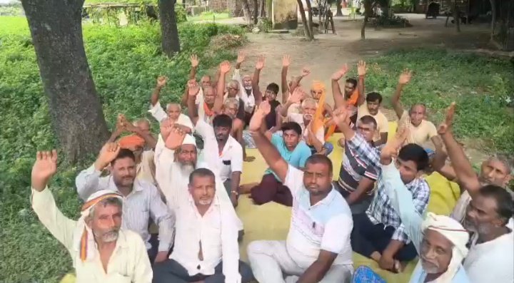 कुशीनगर के शाहपुर खलवापट्टी में बिजली संकट: ग्राम प्रधान समेत ग्रामीण धरने पर बैठे